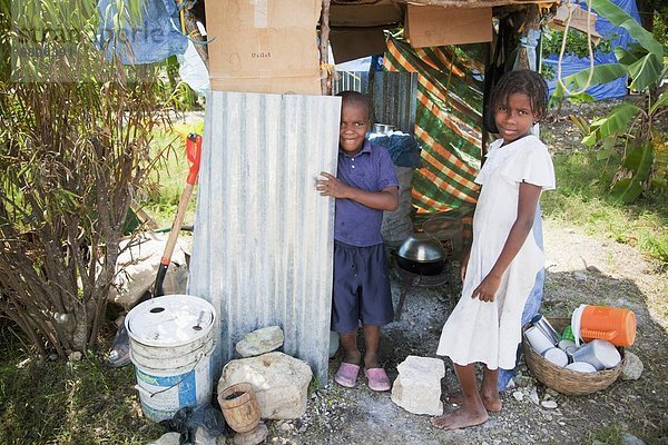 Außenaufnahme  stehend  Hütte  2  vorübergehend  Erdbeben  Haiti