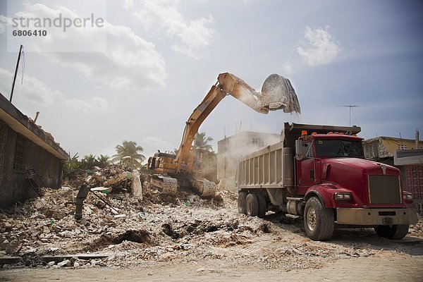 Bagger  Lastkraftwagen  Mülldeponie  Erdbeben  Haiti  Geröll