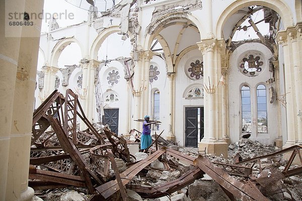 Frau Kathedrale Holz Vernichtung Gegenstand katholisch Haiti