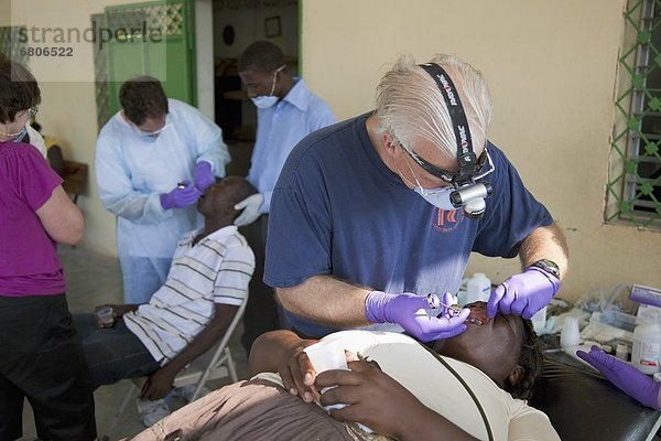Armut  arm  arme  armes  armer  Bedürftigkeit  bedürftig  geben  Zeit  Hilfe  Zahnarzt  Haiti  Talent  Freiwilliger