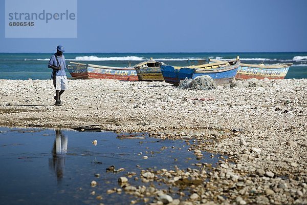 Wasserrand Mann gehen Hintergrund vorwärts Haiti
