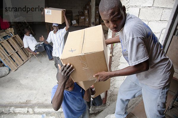 Mann  Lastkraftwagen  abladen  Haiti