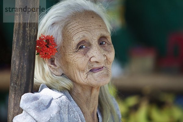 Senior  Senioren  Portrait  Frau  Blume  Philippinen  Haar