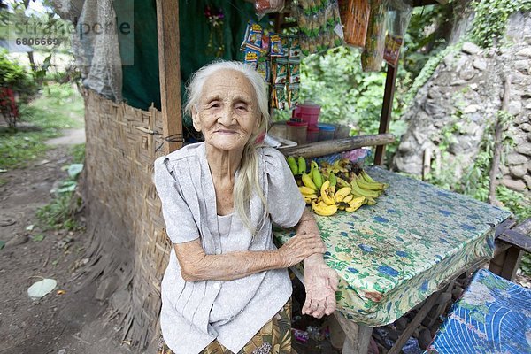 Blumenmarkt  Senior  Senioren  Frau  Außenaufnahme  Philippinen  Markt