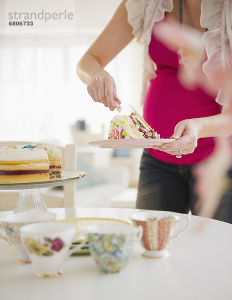 Frau geben Schwangerschaft Kuchen