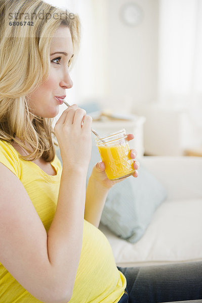 Frau  Schwangerschaft  trinken  Saft