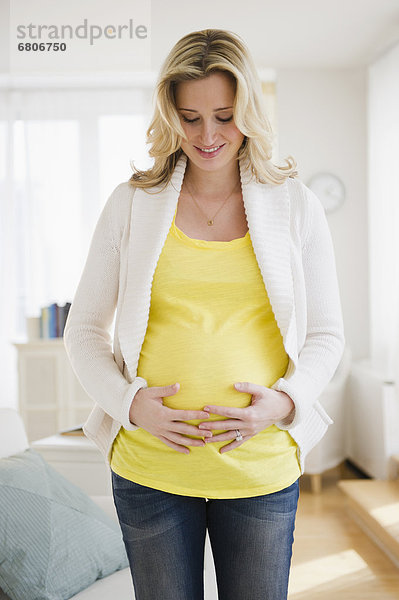 Schwangere Frau berühren Bauch