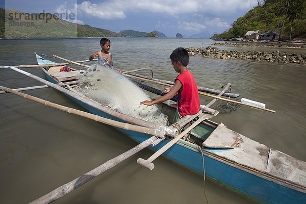 nahe arbeiten Junge - Person klein Boot Dorf Insel angeln 2 jung philippinisch Philippinen