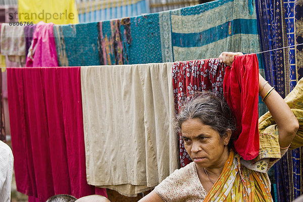 Frau hängen Stoff Bangladesh Linie