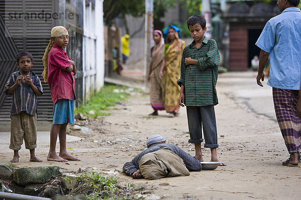 liegend  liegen  liegt  liegendes  liegender  liegende  daliegen  stehend  Mann  Boden  Fußboden  Fußböden  Bangladesh