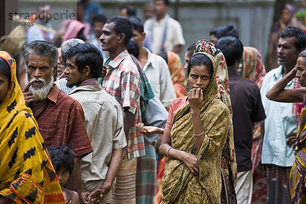 Mensch  Menschen  Menschengruppe  Menschengruppen  Gruppe  Gruppen  Straße  Bangladesh