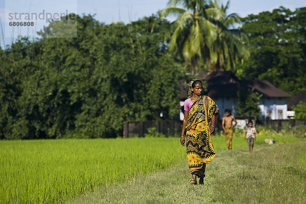 Außenaufnahme  Ländliches Motiv  ländliche Motive  Frau  gehen  Zimmer  Bangladesh