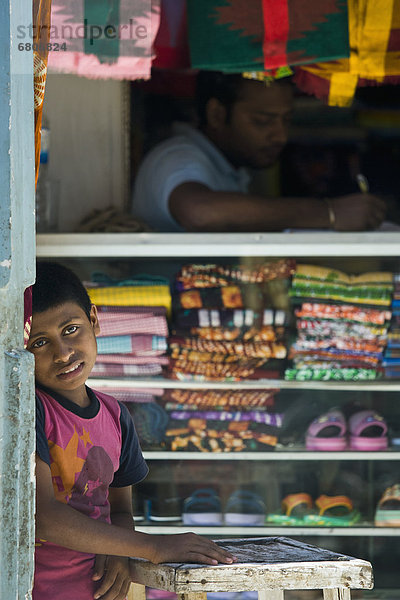 Mann  Junge - Person  Kleidung  innerhalb  verkaufen  Laden  Bangladesh