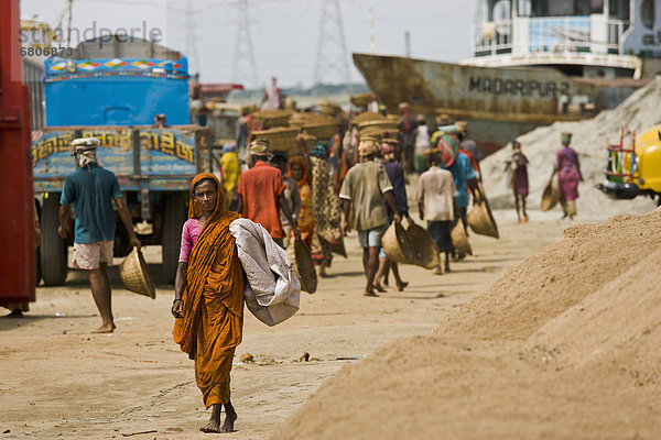 Mensch  Menschen  Korb  Sand  abladen  Containerschiff  Bangladesh
