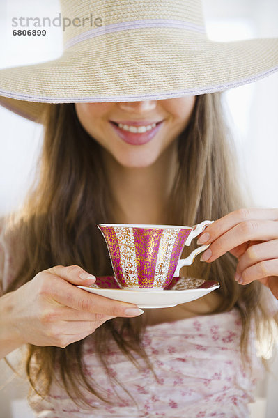 Frau  Hut  trinken  Kleidung  Sonne  Tee