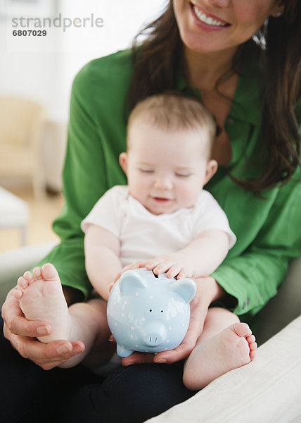 halten  Tochter  Mutter - Mensch  Baby  Bank  Kreditinstitut  Banken