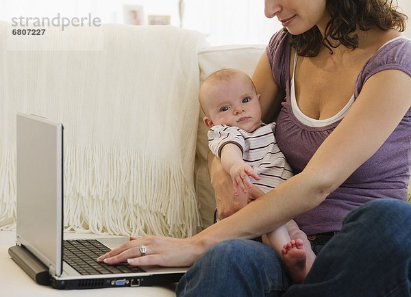 benutzen  Notebook  Junge - Person  Mutter - Mensch  Baby