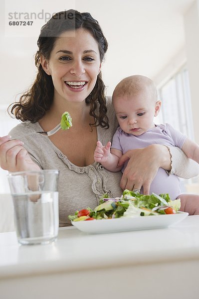 Junge - Person  Salat  essen  essend  isst  Mutter - Mensch  Baby