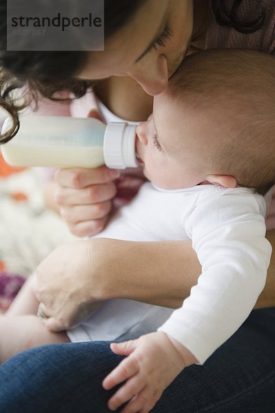 benutzen  Junge - Person  Mutter - Mensch  Baby  Flasche  füttern
