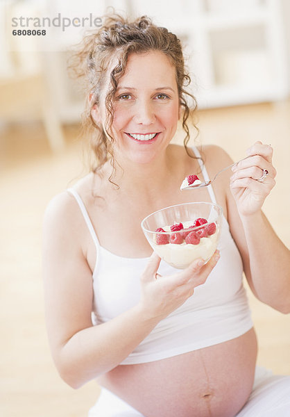 Portrait  Frau  Schwangerschaft  essen  essend  isst  Frühstück