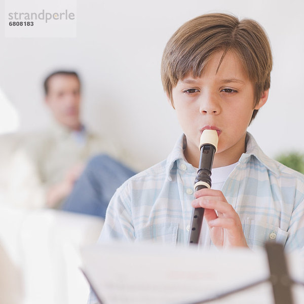 Junge - Person  Menschlicher Vater  Hintergrund  10-11 Jahre  10 bis 11 Jahre  Flöte  spielen