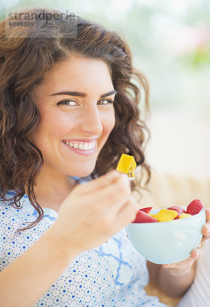 Portrait  Frau  Frucht  Salat  essen  essend  isst