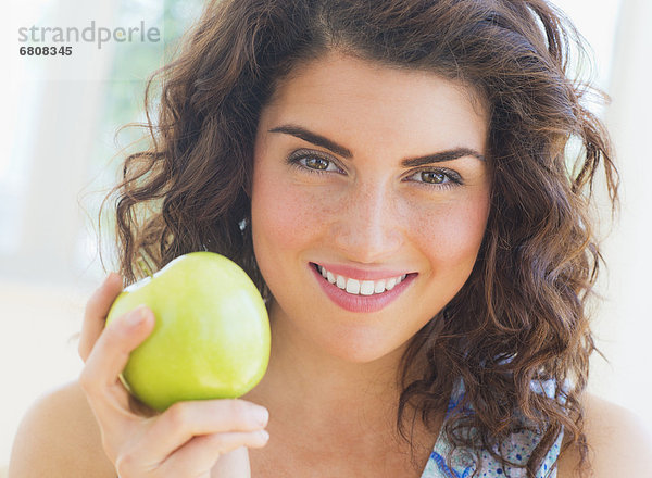 Portrait  Frau  lächeln  halten  Apfel