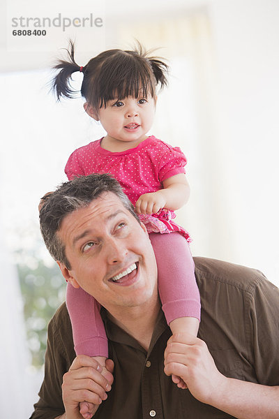 tragen  Menschlicher Vater  Menschliche Schulter  Schultern  Tochter  Baby
