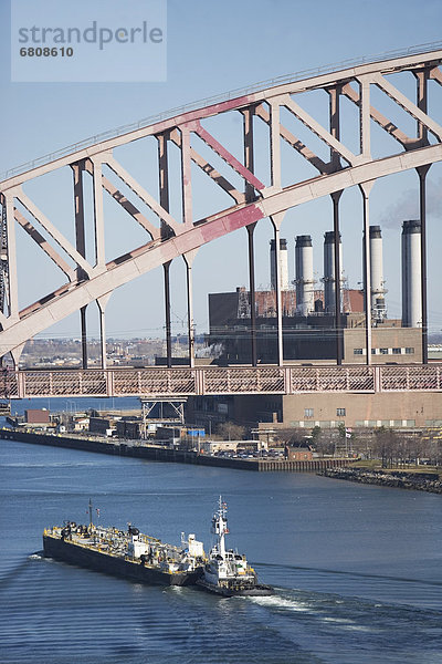 Schiff unter Brücke