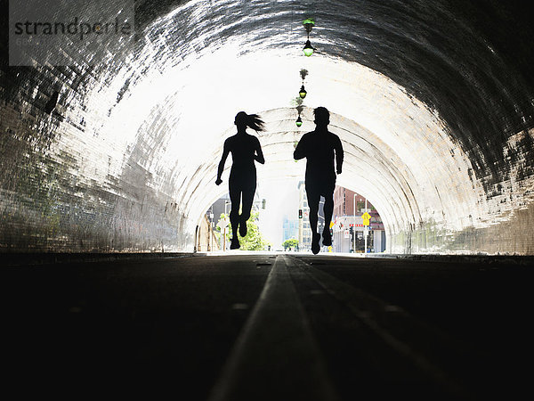 Vereinigte Staaten von Amerika USA Frau Mann Tunnel rennen