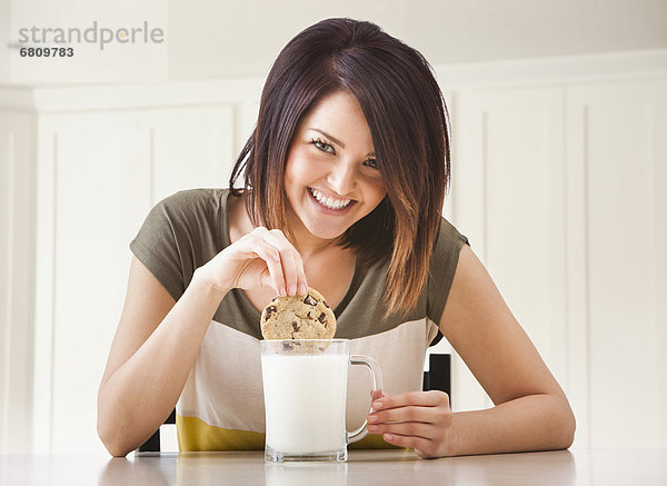 Frau  jung  essen  essend  isst  Keks  Milch
