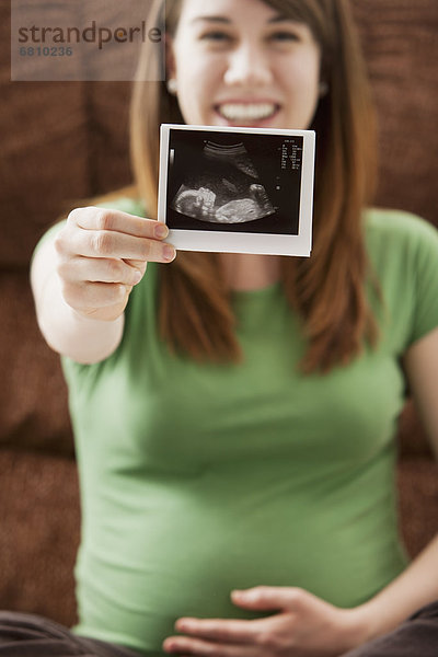 zeigen  Portrait  Frau  Schwangerschaft  scan