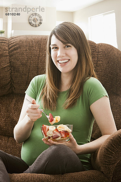 sitzend  Portrait  Frau  Couch  Salat  Schwangerschaft  essen  essend  isst