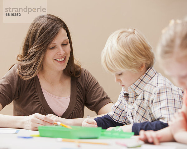 Kindergarten  Frau  unterrichten  Junge - Person  Zeichnung  Mittelpunkt  5-6 Jahre  5 bis 6 Jahre  Erwachsener