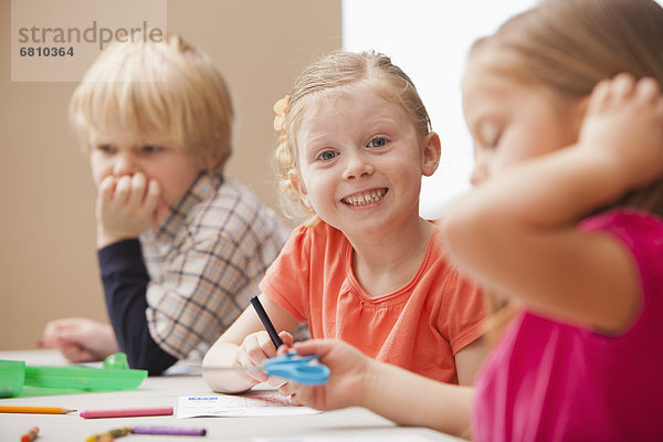 Kindergarten  sehen  Kunst  Blick in die Kamera  Unterricht  5-6 Jahre  5 bis 6 Jahre  Mädchen