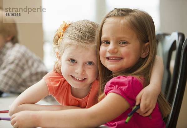 Kindergarten  Portrait  sehen  Blick in die Kamera  Mädchen  5-6 Jahre  5 bis 6 Jahre