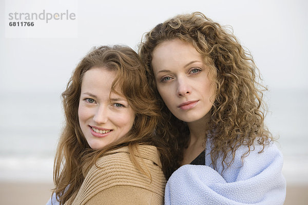 Zwei Frauen am Strand