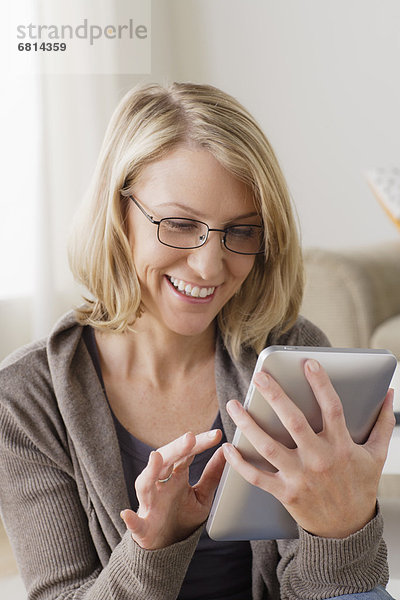 benutzen Frau lächeln Mittelpunkt Tablet PC Erwachsener