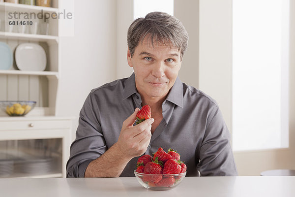 Portrait Mann reifer Erwachsene reife Erwachsene Erdbeere Tisch