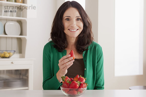 Portrait Frau reifer Erwachsene reife Erwachsene Erdbeere Tisch