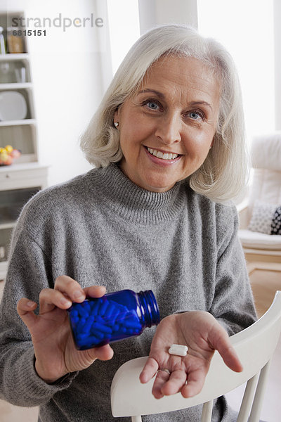 Senior  Senioren  Frau  Gesundheitspflege  halten  Flasche
