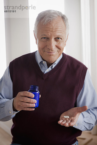 Senior  Senioren  Mann  Gesundheitspflege  halten  Flasche