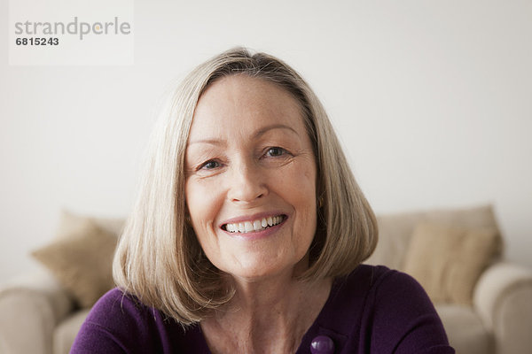 Senior Senioren Portrait Frau lächeln