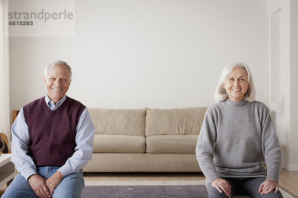 sitzend Senior Senioren Portrait Couch