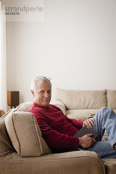 sitzend  Senior  Senioren  Portrait  Mann  Sessel