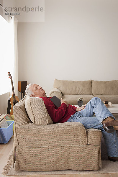 Senior Senioren Mann schlafen Sessel