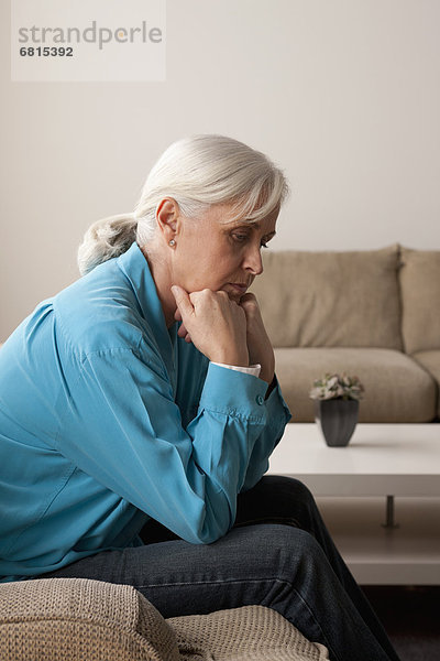 sitzend  Senior  Senioren  Frau  Depression  Sessel