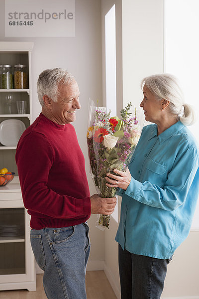 Senior  Senioren  Frau  Mann  geben  Blume