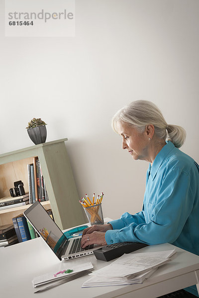 Senior Senioren Frau Notebook arbeiten Heimarbeitsplatz