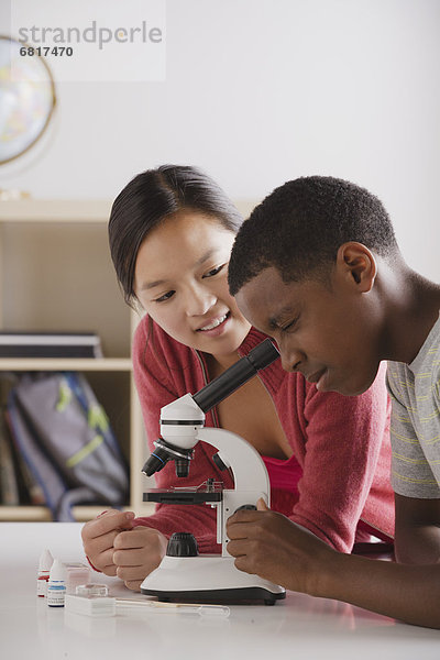 Jugendlicher  arbeiten  Student  13-14 Jahre  13 bis 14 Jahre  Mikroskop